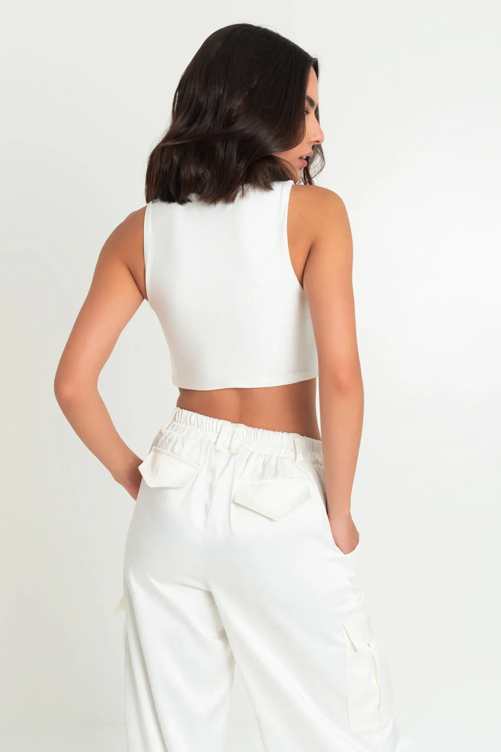 Crop top satinado sin mangas bajo curveado