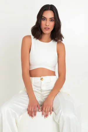 Crop top satinado sin mangas bajo curveado
