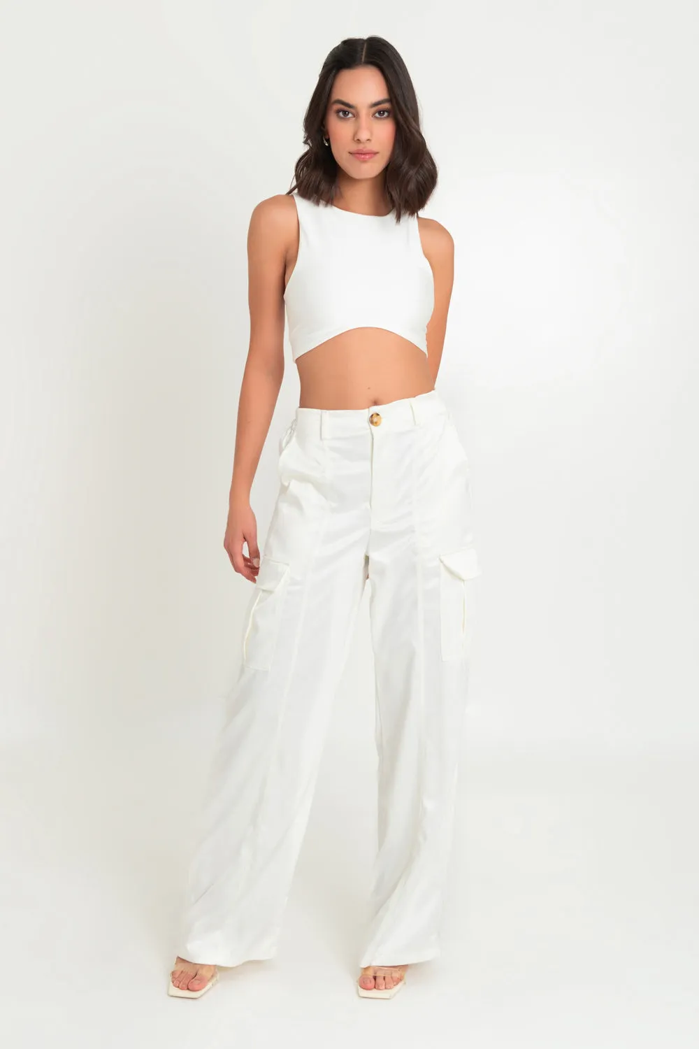 Crop top satinado sin mangas bajo curveado