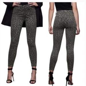 GOOD AMERICAN Good Waist Crop Skinny Jeans!