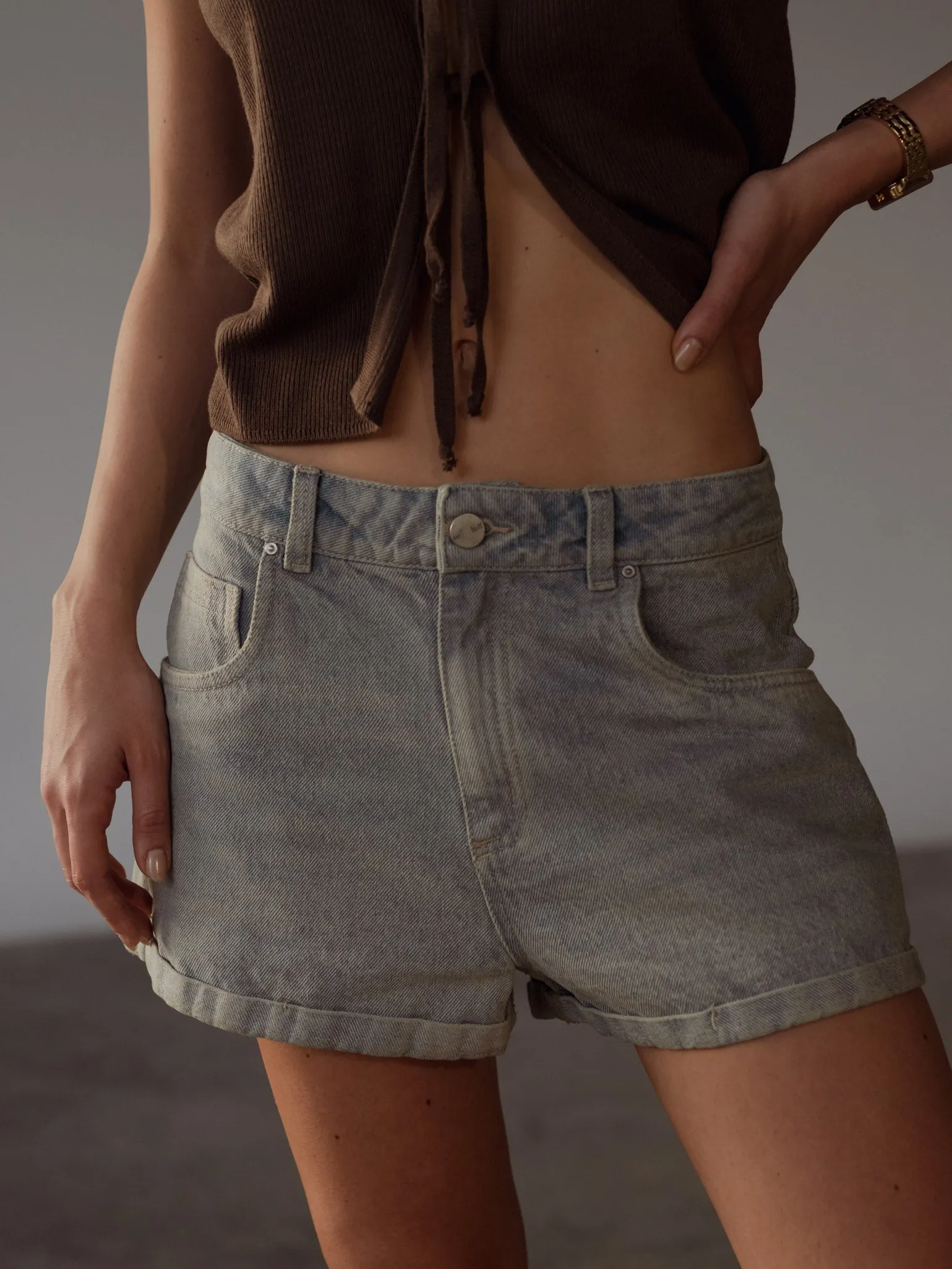 LOW RISE DENIM SHORT  - DIRTY ICE BLUE