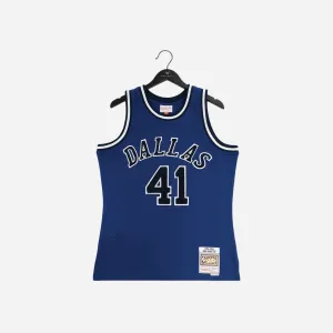 Mitchell & Ness NBA Off Court Chenille Swingman Jersey Mavericks 1998 Dirk Nowitzki