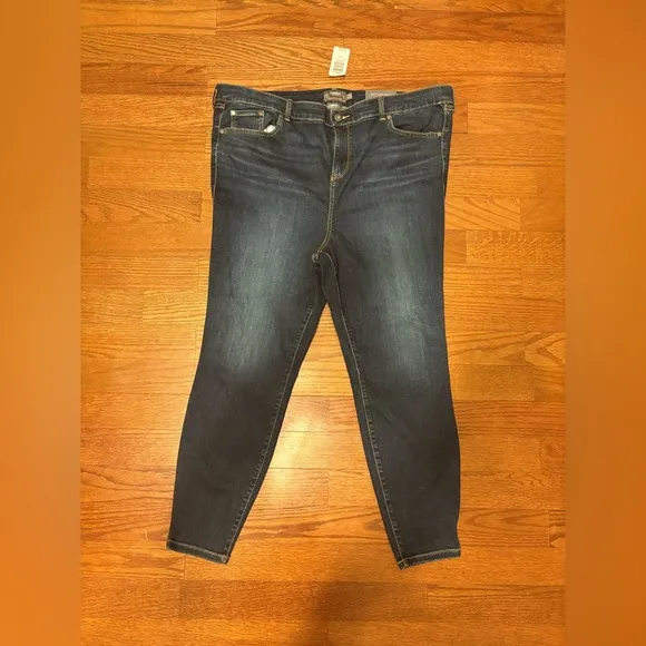 NWT TORRID Midfit Super Skinny Jeans Size 22