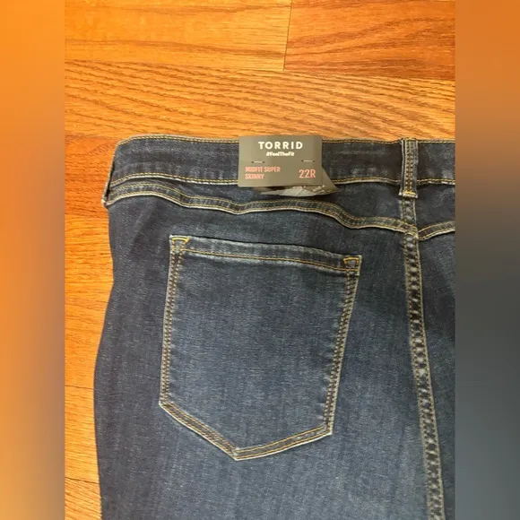 NWT TORRID Midfit Super Skinny Jeans Size 22