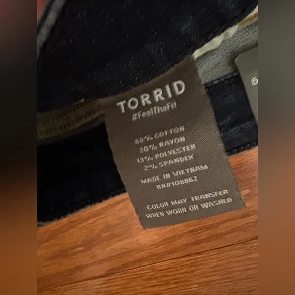 NWT TORRID Midfit Super Skinny Jeans Size 22