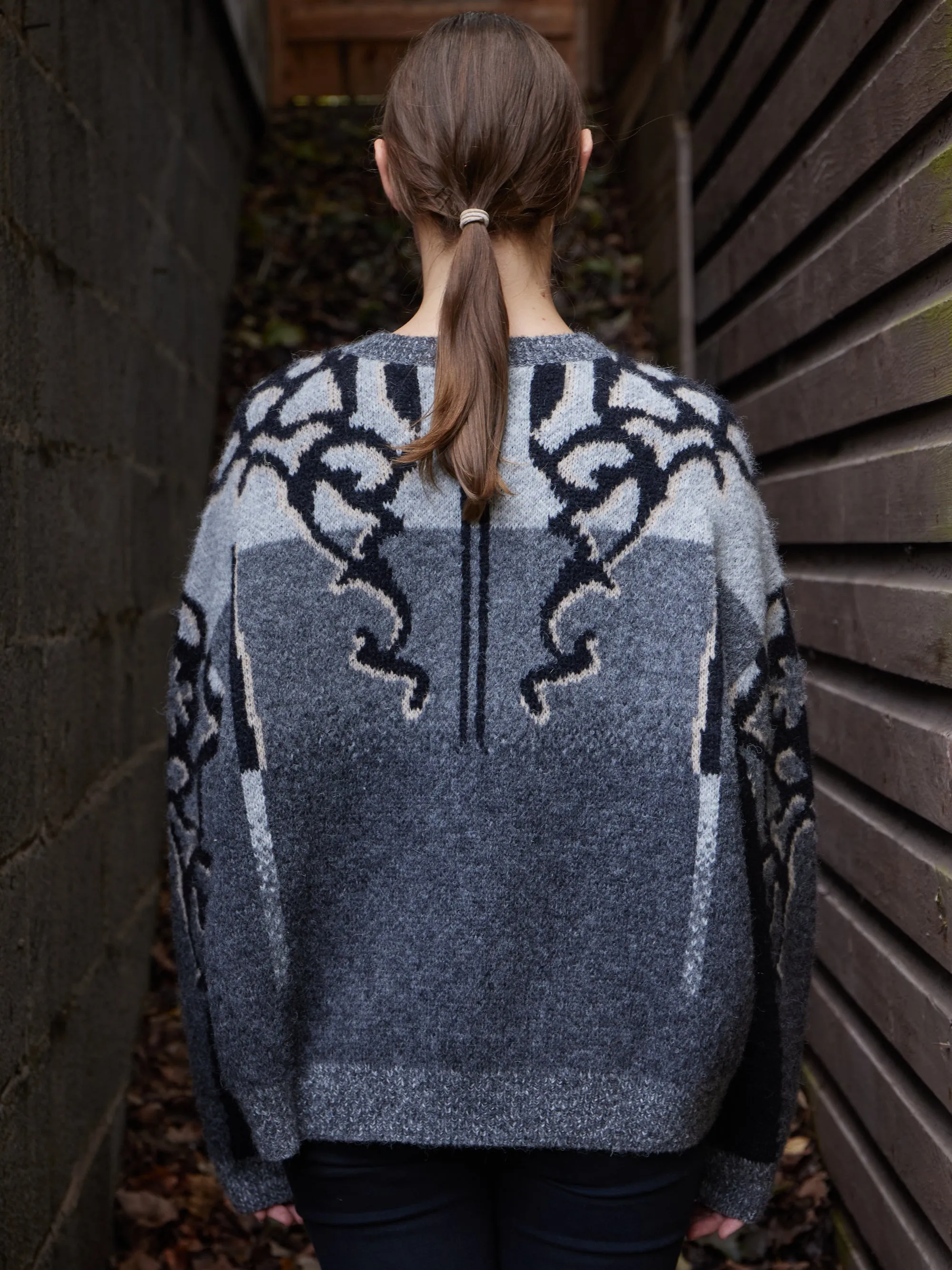 tnumarya bracket sweater in grey