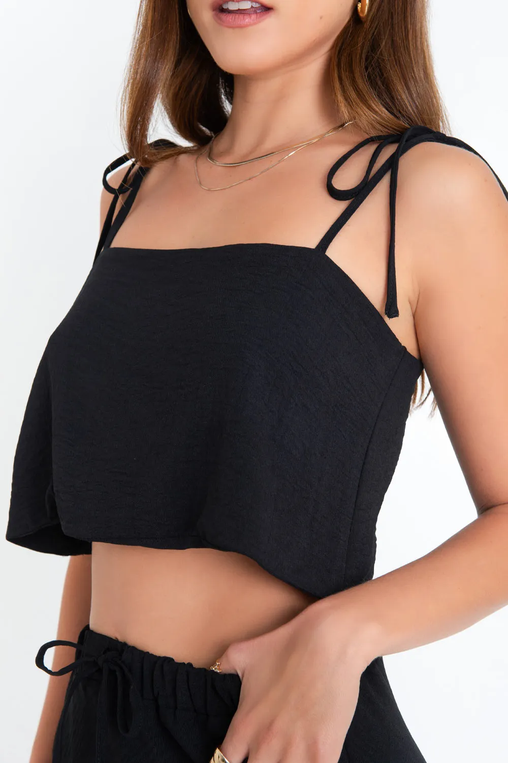 Top corto de fit fluido tirantes con nudo